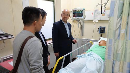 中国侨网驻肯尼亚大使刘显法看望患疟疾的中国公民。