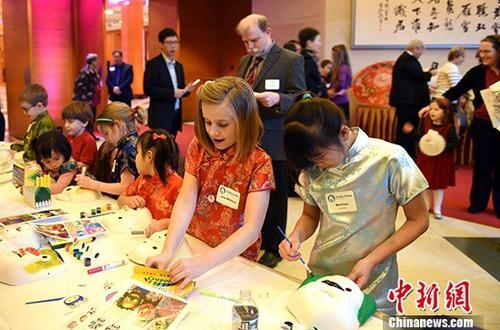 中国侨网当地时间2月12日晚,中国驻美国大使馆举办“迎新春欢乐家庭日”活动,邀请来自华盛顿哥伦比亚特区、马里兰州、弗吉尼亚州70多个收养中国儿童的家庭共300多人到使馆共迎新春。图为小朋友学画脸谱。 中新社记者 邓敏 摄