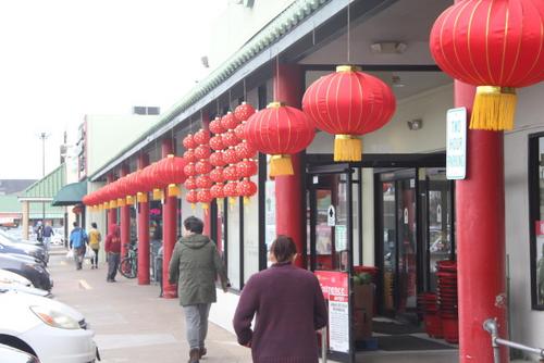 中国侨网超市门前挂红灯笼，带来浓浓的春节气氛。（美国《世界日报》／仇家奇 摄）
