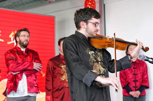 中国侨网欧洲时报文化中心中文班学员表演配乐诗朗诵《梁祝》。（欧洲时报/马瑞 摄） 