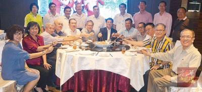中国侨网方天兴(左7)与彭亨华团联合会众理事。(马来西亚光华网)