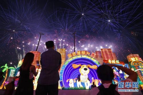 中国侨网2月14日，焰火在新加坡滨海湾浮动舞台上空绽放。