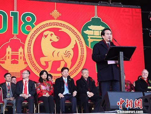 中国侨网2月18日,一年一度的英国伦敦春节庆典在伦敦市中心特拉法加广场隆重举行。这是亚洲以外地区规模最大的春节庆典活动,也是英国每年的特色活动之一,深受在英华人华侨和当地民众的喜爱,今次为连续举办第16年。图为国务院侨办副主任谭天星在典礼开幕式上致辞。 中新社记者 张平