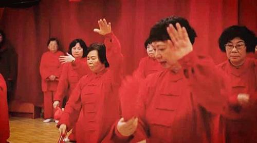 中国侨网长青俱乐部打太极拳的华人老一辈。（《欧洲时报》西班牙版微信公众号援引西班牙《国家报》图片）
