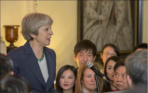 中国侨网当地时间2018年2月21日晚,英国首相在唐宁街10号中国新春招待会上致辞。(《欧洲时报》英国版资料图/英首相府供图)