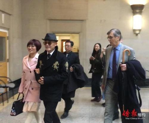 中国侨网周立波携妻子胡洁在辩护律师(右一)的陪同下进入法庭(美国《侨报》/张晶 摄)