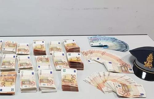 中国侨网今年以来卡塔尼亚机场已查获“闯关”现金52万欧元,违规旅客七成为华人。(《欧洲时报》意大利版微信公众号 资料图)