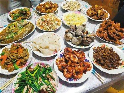 中国侨网这是单静家的年夜饭。在留学时,她很想念“妈妈的味道”,但在海外几乎没有机会吃到自己最爱的家乡菜。今年春节回家过年,单静和妈妈一起准备了一桌颇有特色的海鲜年夜饭,与家人一起度过了一个难得愉快的除夕夜。熟悉的菜肴、熟悉的味道是令单静在异国他乡也难以忘怀的“家的味道”,而家也是给予她无限温暖与勇气的地方。