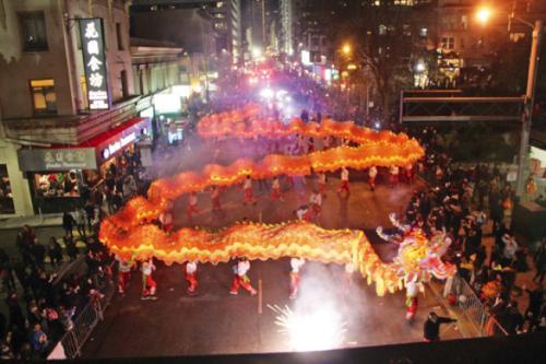 中国侨网旧金山市大巡游的数十米长龙。(美国《世界日报》记者李晗/摄影)