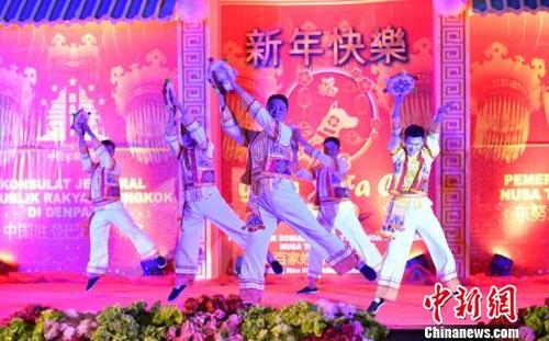 中国侨网由中国驻印尼登巴萨总领馆与印尼东努省政府联合举办的2018年新春庆祝晚会,25日晚在印尼东努省会古邦市政府礼堂举行。中国云南省艺术团与印尼东努省演员同台献艺,精彩演出赢得阵阵掌声。 中国驻印尼登巴萨总领馆 供图