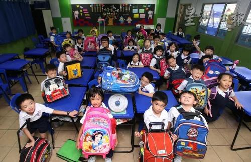中国侨网小学生携带的书包各式各样，附有轮子拖拉式、双肩背式，不同类型的书包也会影响书包重量。（马来西亚《星洲日报》）