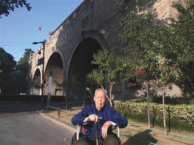 中国侨网晚年李高山在南京老城墙前留影。家属供图