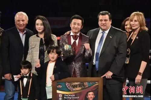 中国侨网图为邹市明偕妻子和儿子登上拳台领奖。