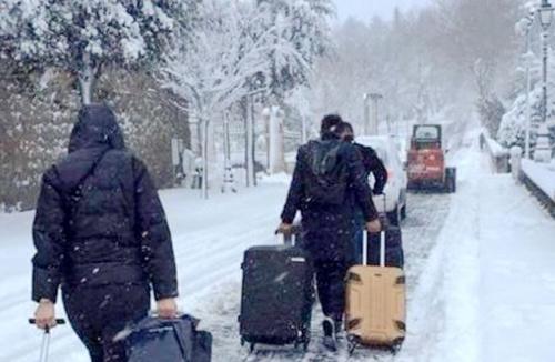 中国侨网中国游客跟着铲雪车走出被大雪封路的意大利山村小镇。（意大利欧联网 资料图）