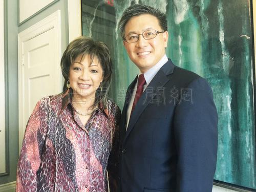 中国侨网沙加缅度华裔民主党领袖谭美梨（左）是最先鼓励江俊辉（右）参选州长的支持者。（美国《世界日报》／记者李秀兰 摄影）