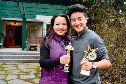 中国侨网妈妈吴蔚（图左）始终不放弃给他治疗。在母爱的激励下，他对抗疾病，专心创作，屡获大奖。（美国《世界日报》/记者刘先进 摄影）