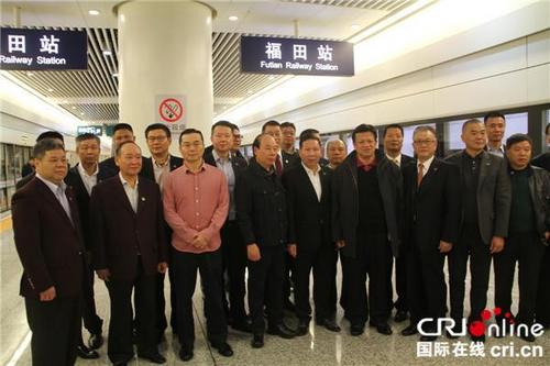 中国侨网3月1日，近30名港区全国人大代表和政协委员集体乘坐G72次高铁从深圳出发前往北京。摄影：刘志敏
