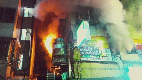 中国侨网台北市一栋7层住宅楼1日凌晨发生火警，造成1人死，7人送医。图片来源：台湾“联合新闻网”。