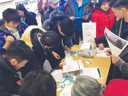 中国侨网大批市民排队参加说明会，很多人埋头填写意见书。参加者大部分为华裔。（加拿大《明报》资料图）