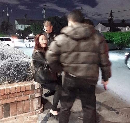 中国侨网亚市抢劫案华人女性受害人头皮被擦破,脚也在拉扯中受了伤,头顶肿了起来。(美国《世界日报》)