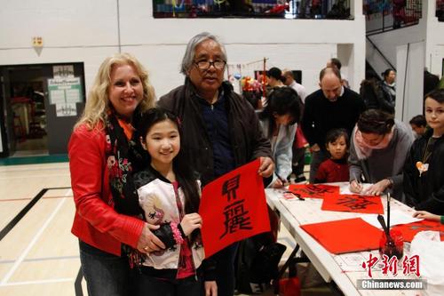 中国侨网当地时间3月3日,中国驻蒙特利尔总领馆主办的魁北克领养中国儿童家庭元宵游园会在蒙特利尔孔子学校举行。图为华人书法家为来自中国的受领养孩子书写中文名。 中新社记者 余瑞冬 摄