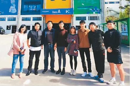 中国侨网沈惟强（右三）和老师与同学们参加第十届清州国际艺术展时的合影。