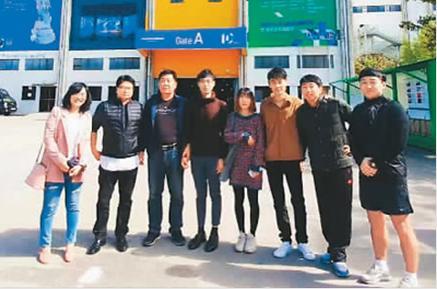 中国侨网沈惟强(右三)和老师与同学们参加第十届清州国际艺术展时的合影。