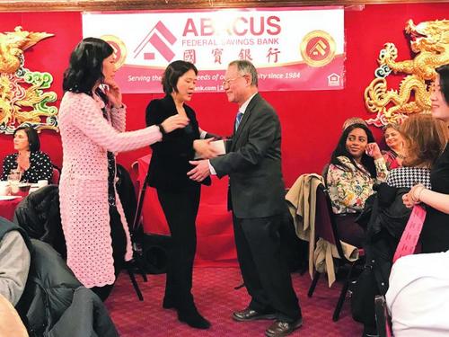 中国侨网2018年1月25日，约100位国宝员工一起庆祝国宝银行成立34周年。（美国《侨报》）