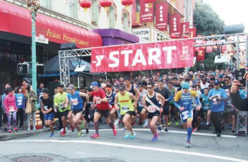 中国侨网超过千人从华埠都板街开跑。(图片来源:美国《世界日报》记者 李晗 摄)