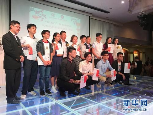 中国侨网两社团向秦晋两地优秀中学生颁发奖学金。新华网记者王丽丽 摄