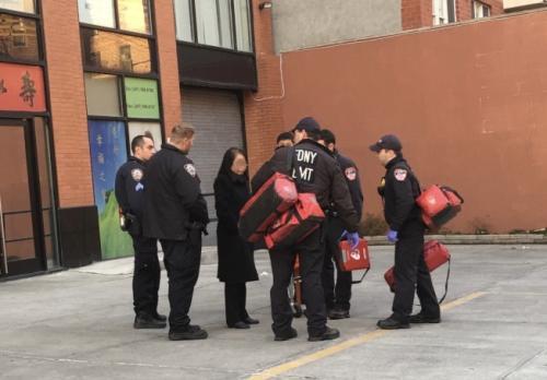中国侨网警方同受害人了解情况。(图片来源:美国《世界日报》记者 朱蕾 摄)