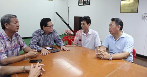 中国侨网吴标生安慰杨金水。左为陈崇波,右为江幼德。(马来西亚《诗华日报》资料图)