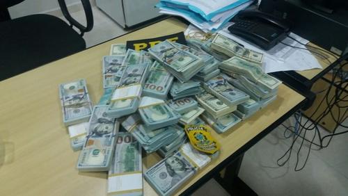 中国侨网图为警方查获的钱款。(南美侨报网)