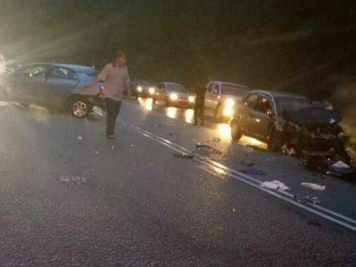中国侨网轿车在转弯处失控后，造成连环碰撞，车内女婴被抛出外，当场身亡。（马来西亚《中国报》）