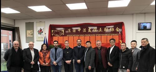中国侨网座谈会后,双方在中法友谊互助协会会所合影。(图片来源:欧洲时报记者孔帆 摄)