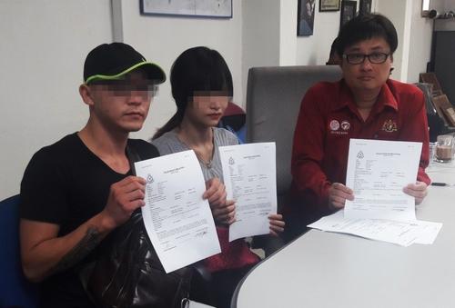 中国侨网陈鸿志与茜蒂阿蒂妮(左一、二)遭假代理骗钱办不成婚姻注册,如今儿子出世面临了很多问题,右为郑志文。(马来西亚《星洲日报》)