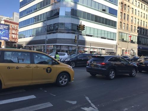 中国侨网交警只能尽量疏导车辆,谨防有车因红灯停在十字路口禁停区而堵塞交通。(美国《世界日报》/记者和钊宇 摄影)