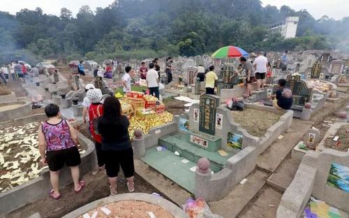 中国侨网清明节是后人追思的日子,各家各户一早就准备好各种祭品到先人坟前扫墓。(马来西亚《星洲日报》档案照)