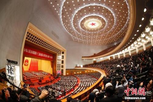 中国侨网3月11日下午,十三届全国人大一次会议在北京人民大会堂举行第三次全体会议,表决通过《中华人民共和国宪法修正案》。 中新社记者 杜洋 摄