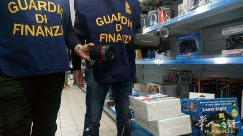 中国侨网警方插口了意大利一华人商店的仿冒商品。（意大利华人街网）