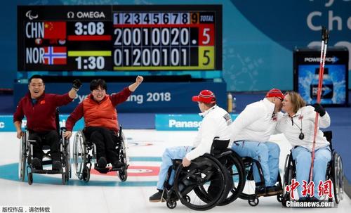 中国侨网当地时间3月17日，2018年平昌冬残奥会结束了轮椅冰壶的决赛，中国队通过加时赛6-5击败挪威，夺得中国代表团历史上第一枚冬残奥金牌！
