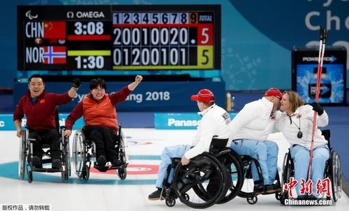 中国侨网当地时间3月17日,2018年平昌冬残奥会结束了轮椅冰壶的决赛,中国队通过加时赛6-5击败挪威,夺得中国代表团历史上第一枚冬残奥金牌!