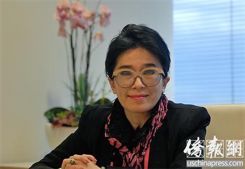 中国侨网华裔律师蔡玟慧在办公室接受采访时表示,“安全是有理由的,不会凭空掉下来”,希望华裔群体更多关注、支持司法选战,以及相关立法的投票。(美国《侨报》/章宁 摄)