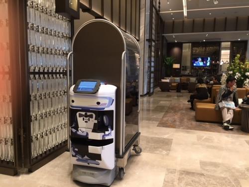 中国侨网负责运送行李的帅哥机器人，一次最多可运1000磅行李。（美国《世界日报》/杨青 摄）