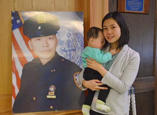 中国侨网陈佩霞(右)带女儿到丈夫工作警局庆祝圣帕特里克节,希望女儿成长成丈夫一样的人。(美国《世界日报》/记者牟兰 摄影)