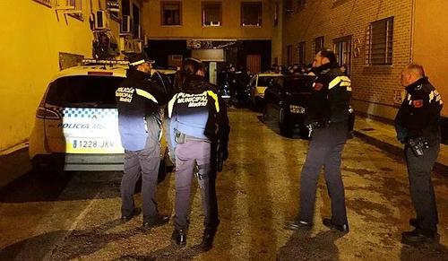中国侨网马德里市政警察在案发餐厅门口。（《欧洲时报》微信公众号“西闻”）