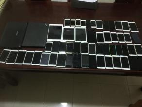 中国侨网警方在嫌犯家中搜出50部手机。（柬埔寨《星洲日报》）