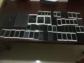 中国侨网警方在嫌犯家中搜出50部手机。(柬埔寨《星洲日报》)