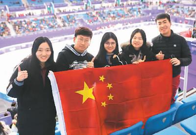 中国侨网黄钰琳(右二)和中国志愿者在赛场助威。
