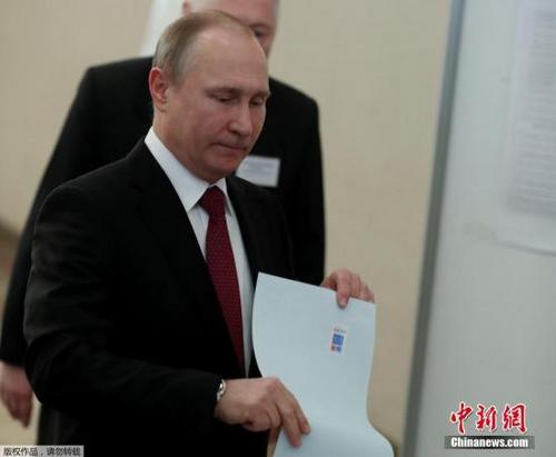 中国侨网当地时间2018年3月18日，俄罗斯莫斯科，俄罗斯总统普京参加俄罗斯2018年总统大选投票。